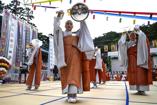 Buddhist nuns perform a Buddhist ritual dance called Barachum, using cymbals during the Suryukjae Buddhist ritual at Jingwansa temple in Seoul on October 26, 2025. Suryukjae is a traditional Buddhist ritual that prays for the peace and salvation of all beings—both in water and on land. The ceremony combines chanting, dance, and offerings to bring harmony between the living and the spirits. (Photo by Jung Yeon-je / AFP)