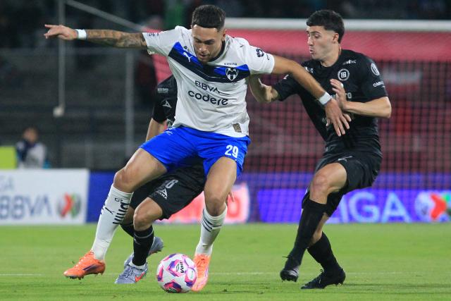 Monterrey's Argentine midfielder #29 Lucas Ocampos and Cruz Azul's Argentine forward #20 Jose Paradela fight for the ball during the Liga MX Apertura football tournament match between Cruz Azul and Monterrey at the Azteca Stadium in Mexico City on October 25, 2025. (Photo by Victor Cruz / AFP)