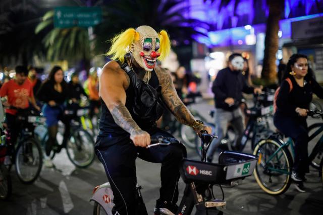Cyclists in costumes and masks participate in a nighttime ride ahead of the Day of the Dead ("Dia de los Muertos") celebrations in Mexico City on October 25, 2025. (Photo by Rodrigo Oropeza / AFP)
