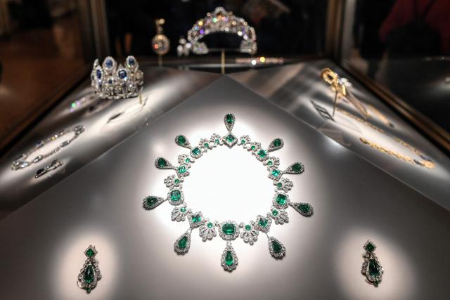 (FILES) (FILES) This photograph shows "Collier et boucles d'oreilles de la parure démeraudes de l'impératrice Marie-Louise" (necklace and earrings of the set of jewelry of Empress Marie-Louise) displayed at Apollon's Gallery on January 14, 2020 at the Louvre museum in Paris after the reopening of the Gallery following ten months of renovations. French authorities have detained two men in connection to the recent theft of precious jewellery from the world-famous Louvre museum in Paris, two sources close to the case said on October 26, 2025, confirming local media reports. (Photo by STEPHANE DE SAKUTIN / AFP)