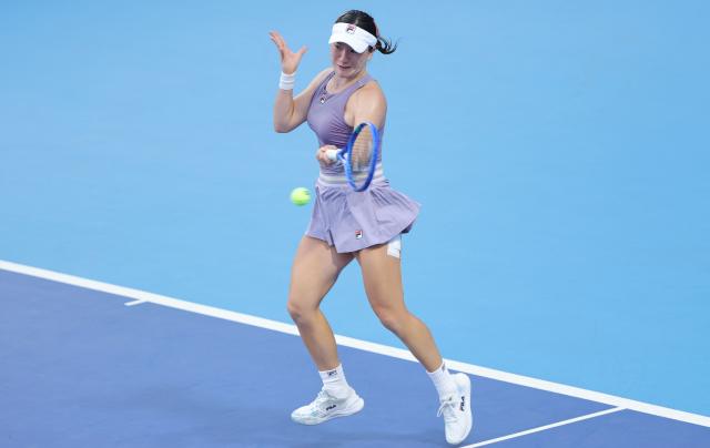 New Zealand's Lulu Sun hits a return to USA's Ann Li during their women's singles final match at the Guangzhou Open tennis tournament in Guangzhou, southern China's Guangdong province on October 26, 2025. (Photo by AFP) / China OUT