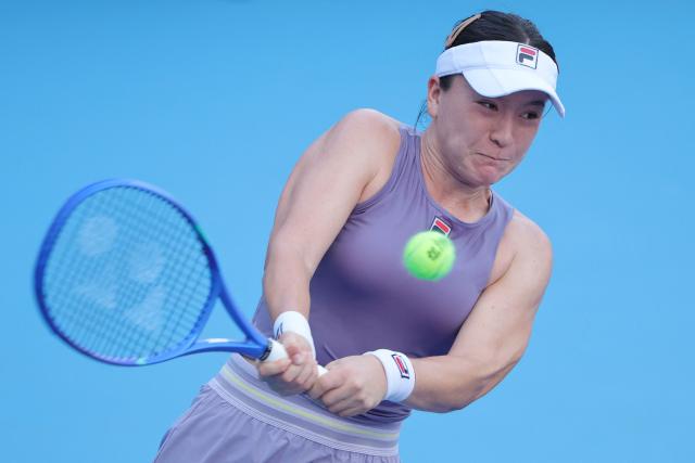 New Zealand's Lulu Sun hits a return to USA's Ann Li during their women's singles final match at the Guangzhou Open tennis tournament in Guangzhou, southern China's Guangdong province on October 26, 2025. (Photo by AFP) / China OUT