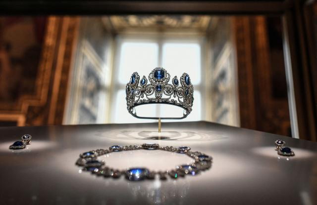 (FILES) This photograph shows the "parure de la reine Marie-Amelie et de la Reine Hortense" (set of jewelry of Queen Marie-Amelie and Queen Hortense) displayed at Apollon's Gallery on January 14, 2020 at the Louvre museum in Paris after the reopening of the Gallery following ten months of renovations. French authorities have detained two men in connection to the recent theft of precious jewellery from the world-famous Louvre museum in Paris, two sources close to the case said on October 26, 2025, confirming local media reports. (Photo by STEPHANE DE SAKUTIN / AFP)