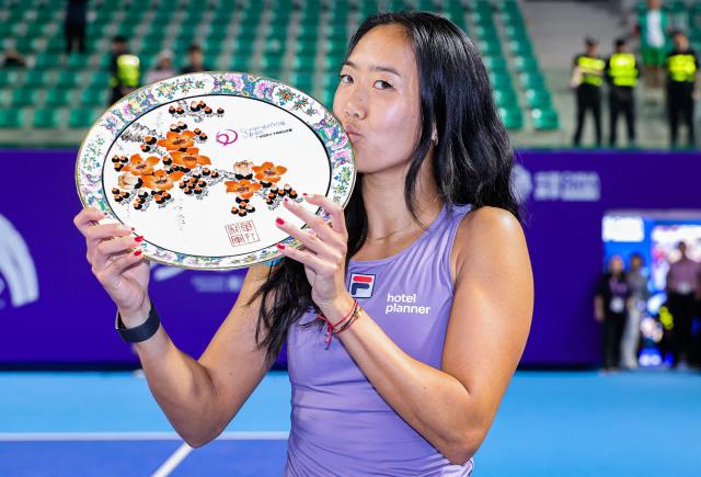USA's Ann Li poses with her trophy after winning against New Zealand's Lulu Sun in their women's singles final match at the Guangzhou Open tennis tournament in Guangzhou, southern China's Guangdong province on October 26, 2025. (Photo by AFP) / China OUT