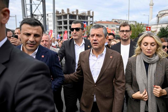 Leader of Turkeys main opposition party, Republican People's Party (CHP), Ozgur Ozel (C) and Turkish Politician and wife of jailed mayor of Istanbul Ekrem Imamoglu, Dilek Kaya Imamoglu (R), arrive at rally in front of the Istanbul Courthouse organized by the CHP to protest the suspension and imprisonment of Istanbul Mayor, in Istanbul on October 26, 2025. Istanbul's opposition mayor was detained on March 19 and jailed several days later as part of a corruption investigation, a move that sparked Turkey's worst street protests in over a decade. (Photo by Yasin AKGUL / AFP)