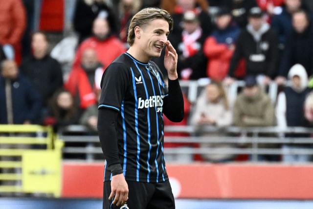 Club Brugge's Belgian forward #17 Romeo Vermant celebrates after scoring the 0-1 goal during the Belgian Pro League football match between Royal Antwerp FC and Club Brugge KV, in Antwerp on October 26, 2025. (Photo by MAARTEN STRAETEMANS / Belga / AFP) / Belgium OUT