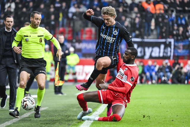 Club Brugge's Belgian forward #17 Romeo Vermant (C) fights for the ball with Royal Antwerp FC's Malian defender Boubacar Kouyate (R) during the Belgian Pro League football match between Royal Antwerp FC and Club Brugge KV, in Antwerp on October 26, 2025. (Photo by Tom Goyvaerts / Belga / AFP) / Belgium OUT