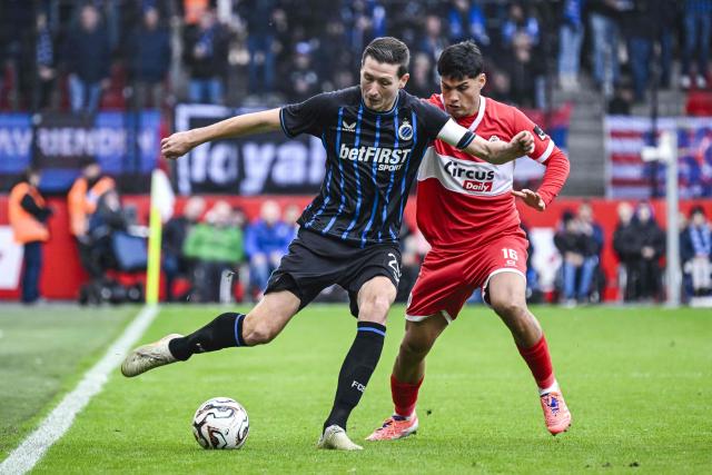 Club's Belgian midfielder #20 Hans Vanaken (L) and Antwerp's Argentinian midfielder #16 Mauricio Benitez fight for the ball during the Belgian Pro League first division football match between Royal Antwerp FC and Club Brugge in Antwerp on October 26, 2025. (Photo by Tom Goyvaerts / Belga / AFP) / Belgium OUT