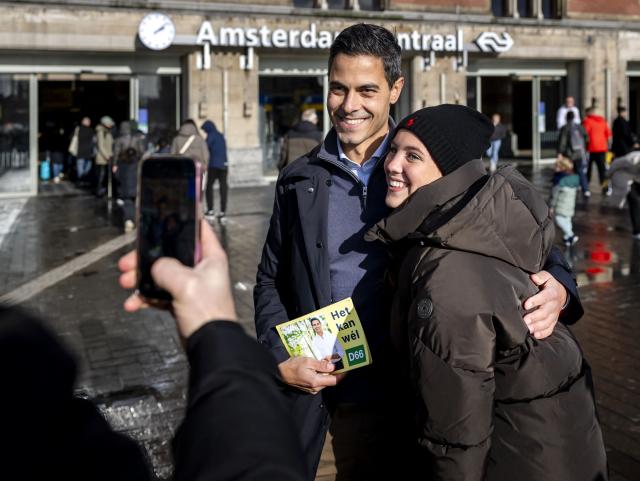 D66 party leader Rob Jetten campaigns at Amsterdam Central Station as The Netherlands gears up for the parliamentary elections, in Amsterdam on October 26, 2025. Early general elections will be held in the Netherlands on 29 October 2025 to elect the members of the House of Representatives. (Photo by Remko de Waal / ANP / AFP) / Netherlands OUT