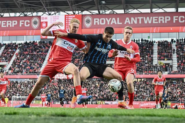 Club's German forward #07 Nicolo Tresoldi (C) fights for the ball with Antwerp's Belgian midfielder #33 Zeno Van Den Bosch (L) and Antwerp's Belgian forward #24 Thibo Somers during the Belgian Pro League first division football match between Royal Antwerp FC and Club Brugge in Antwerp on October 26, 2025. (Photo by MAARTEN STRAETEMANS / Belga / AFP) / Belgium OUT