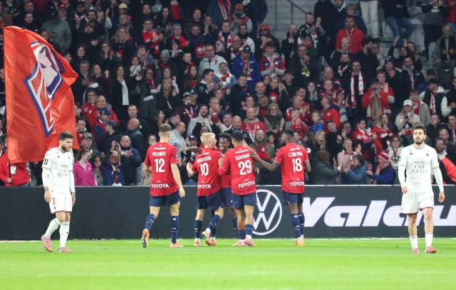 Lille's Portuguese forward #27 Felix Correia (C) celebrates with teammates after scoring his team's third goal  during the French L1 football match between Lille LOSC and FC Metz at the Stade Pierre-Mauroy in Villeneuve-d'Ascq, northern France, on October 26, 2025. (Photo by Francois LO PRESTI / AFP)