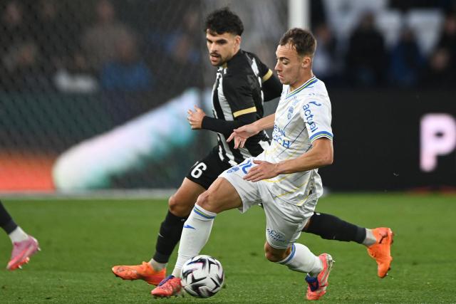 Lorient's French forward #10 Pablo Pagis fights for the ball with Angers' French midfielder #06 Louis Mouton (L) during the French L1 football match between SCO Angers and FC Lorient at the Raymond-Kopa Stadium in Angers, western France, on October 26, 2025. (Photo by JEAN-FRANCOIS MONIER / AFP)