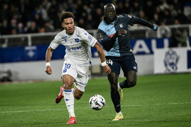 Auxerre’s Cameroonian forward #19 Daniel Namaso Loader (L) fights for the ball with Le Havre’s Guinean midfielder #94 Abdoulaye Toure (R) during the French L1 football match between AJ Auxerre and Le Havre AC at the Stade de l'Abbe-Deschamps in Auxerre, central France, on October 26, 2025. (Photo by ARNAUD FINISTRE / AFP)