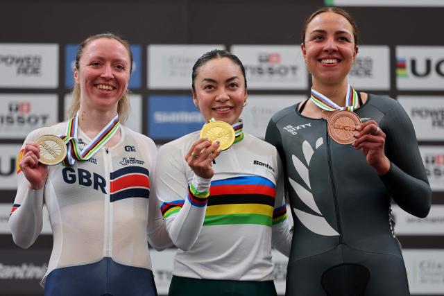 (L to R) Great Britain's #97 Anna Morris (silver), Mexico's #31 Yareli Acevedo (gold), and New Zealand's #36 Byrony Botha (bronze) show their medals during the women's points race 25km event award ceremony at the 2025 UCI Track World Championships, in the Penalolen Velodrome in Santiago, on October 26, 2025. (Photo by Javier TORRES / AFP)