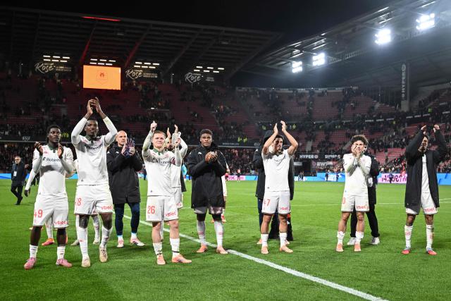 Nice's players celebrate their victory at the end of the French L1 football match between Stade Rennais FC and OGC Nice at the Roazhon Park stadium in Rennes, western France, on October 26, 2025. Nice won 2-1 over Rennes. (Photo by Sebastien Salom-Gomis / AFP)