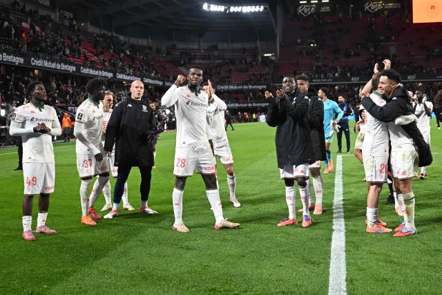 Nice's players celebrate their victory at the end of the French L1 football match between Stade Rennais FC and OGC Nice at the Roazhon Park stadium in Rennes, western France, on October 26, 2025. Nice won 2-1 over Rennes. (Photo by Sebastien Salom-Gomis / AFP)