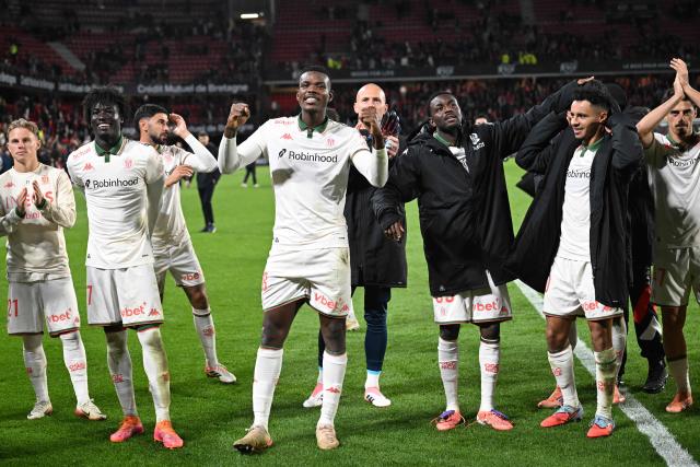 Nice's players celebrate their victory at the end of the French L1 football match between Stade Rennais FC and OGC Nice at the Roazhon Park stadium in Rennes, western France, on October 26, 2025. Nice won 2-1 over Rennes. (Photo by Sebastien Salom-Gomis / AFP)