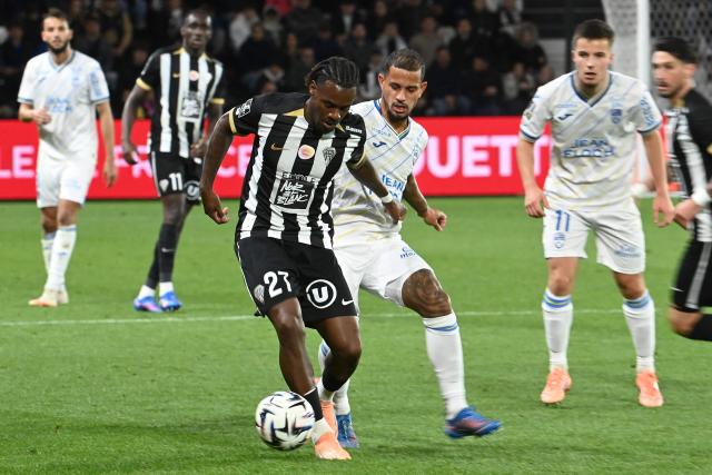 Angers' French defender #27 Lilian Raolisoa (CL) and Lorient's Brazilian defender #02 Igor Silva (CR) fight for the ball during the French L1 football match between SCO Angers and FC Lorient at the Raymond-Kopa Stadium in Angers, western France, on October 26, 2025. (Photo by JEAN-FRANCOIS MONIER / AFP)