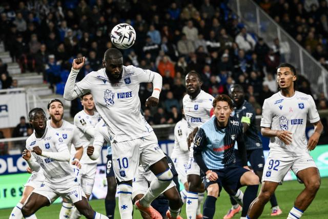 TOPSHOT - (FILES) Auxerre’s Malian forward #10 Lassine Sinayoko fights for the ball on а corner kick during the French L1 football match between AJ Auxerre and Le Havre AC at the Stade de l'Abbe-Deschamps in Auxerre, central France, on October 26, 2025. (Photo by ARNAUD FINISTRE / AFP)