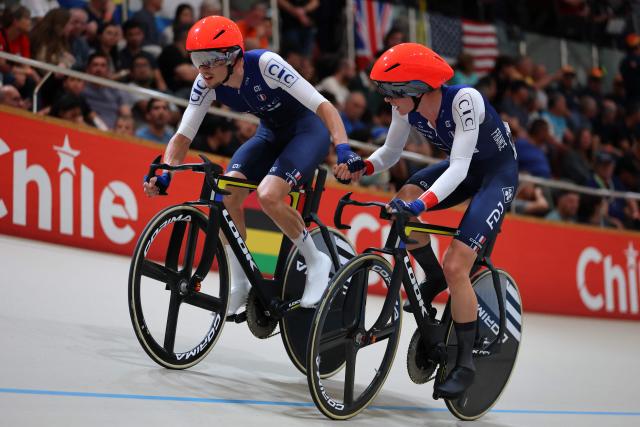 France's #17 Oscar Nilsson and #18 Clement Petit compete in the men's madison 50km event final at the 2025 UCI Track World Championships, in the Penalolen Velodrome in Santiago, on October 26, 2025. (Photo by Javier TORRES / AFP)