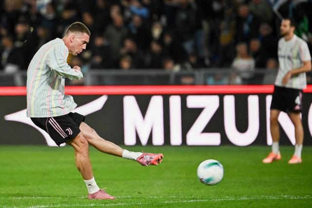 Juventus' Serbian forward #09 Dusan Vlahovic warmus up ahead of the the Italian Serie A football match between Lazio and Juventus at Olympic stadium in Rome on October 26, 2025. (Photo by Isabella BONOTTO / AFP)