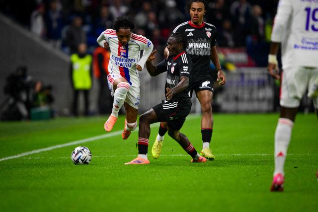 Lyon’s Belgium forward #11 Malick Fofana fights for the ball with Strasbourg’s Ivorian midfielder #42 Abdoul Ouattara during the French L1 football match between Olympique Lyonnais (OL) and RC Strasbourg Alsace at the Parc Olympique Lyonnais stadium in Decines-Charpieu, central-eastern France, on October 26, 2025. (Photo by OLIVIER CHASSIGNOLE / AFP)