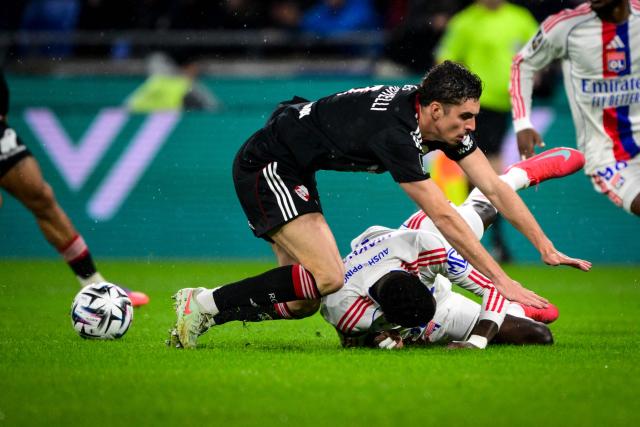 Strasbourg’s Argentinian forward #09 Joaquin Panichelli fights for the ball with Lyon’s Senegalese defender #19 Moussa Niakhate during the French L1 football match between Olympique Lyonnais (OL) and RC Strasbourg Alsace at the Parc Olympique Lyonnais stadium in Decines-Charpieu, central-eastern France, on October 26, 2025. (Photo by OLIVIER CHASSIGNOLE / AFP)
