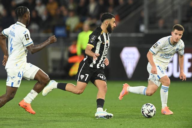 Angers' Moroccan forward #07 Amine Sbai (C) runs with the ball during the French L1 football match between SCO Angers and FC Lorient at the Raymond-Kopa Stadium in Angers, western France, on October 26, 2025. (Photo by JEAN-FRANCOIS MONIER / AFP)