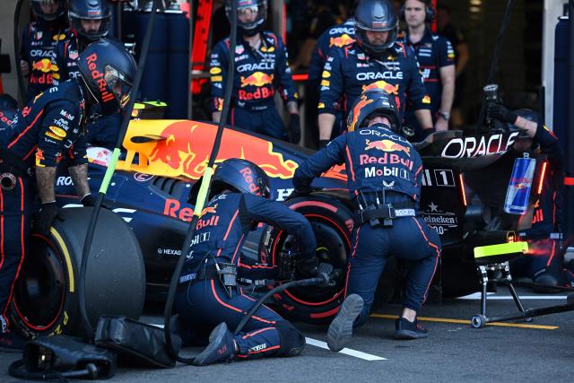 Red Bull Racing's Japanese driver Yuki Tsunoda makes a pit stop during the Mexico City Formula One Grand Prix at the Hermanos Rodriguez racetrack in Mexico City on October 26, 2025. (Photo by Alfredo ESTRELLA / POOL / AFP)