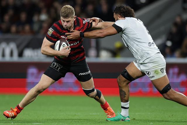 Toulouse's English flanker Jack Willis (L) is tackled by Toulon's English flanker Lewis Ludlam (R) as he runs with the ball during the French Top14 rugby union match between Stade Toulousain Rugby (Toulouse) and Rugby Club Toulonnais (Toulon) at the Ernest-Wallon stadium in Toulouse, south-western France, on October 26, 2025. (Photo by Valentine CHAPUIS / AFP)