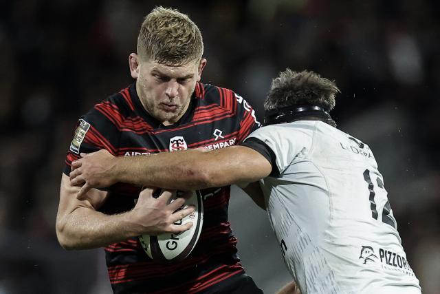 Toulouse's English flanker Jack Willis (L) is tackled by Toulon's French centre Jeremy Sinzelle (R) as he runs with the ball during the French Top14 rugby union match between Stade Toulousain Rugby (Toulouse) and Rugby Club Toulonnais (Toulon) at the Ernest-Wallon stadium in Toulouse, south-western France, on October 26, 2025. (Photo by Valentine CHAPUIS / AFP)