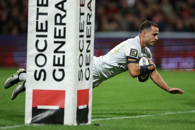 Toulon's French centre Mathieu Smaili dives over the line to score Toulon's third try during the French Top14 rugby union match between Stade Toulousain Rugby (Toulouse) and Rugby Club Toulonnais (Toulon) at the Ernest-Wallon stadium in Toulouse, south-western France, on October 26, 2025. (Photo by Valentine CHAPUIS / AFP)
