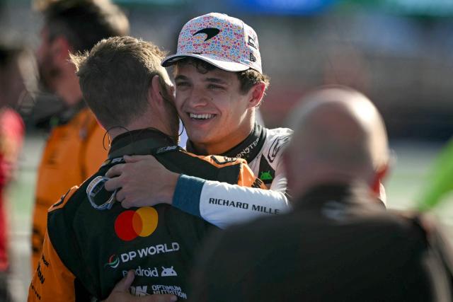 McLaren's British driver Lando Norris greets a team member  after winning the Mexico City Formula One Grand Prix at the Hermanos Rodriguez racetrack in Mexico City on October 26, 2025. (Photo by CARL DE SOUZA / AFP)