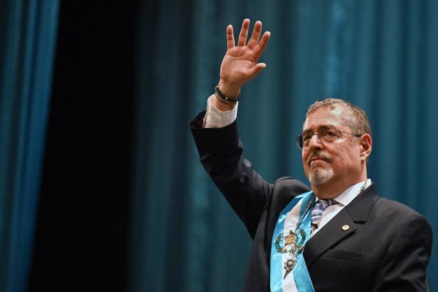 (FILES) Guatemala's new President Bernardo Arevalo waves after swearing in during his inauguration ceremony at the Miguel Angel Asturias Cultural Centre in Guatemala City, early on January 15, 2024. Guatemala's President Bernardo Arevalo denounced on October 26, 2025, a new attempt at a “coup d'etat” orchestrated by the prosecutor's office, while the OAS demanded “respect” for the results of the elections won by the Social Democrat in 2023. (Photo by Johan ORDONEZ / AFP)