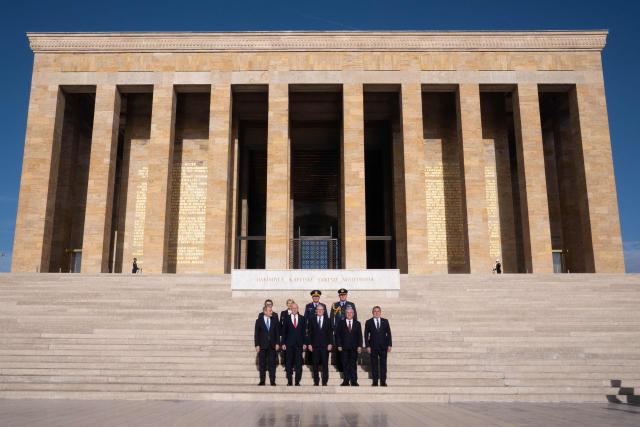 Britain's Defence Secretary John Healey (2nd L), Britain's Prime Minister Keir Starmer (C), Turkey's Defence Minister Yasar Guler (2nd R) take part in a wreath laying ceremony for the founder and first president of the modern Turkish republic Mustafa Kemal Ataturk, at his resting place at Anitkabir mausoleum in Ankara, on October 27, 2025. Britain's Prime Minister Keir Starmer arrived in Ankara on October 27, 2025 to meet President Recep Tayyip Erdogan for talks focused on Turkey's purchase of Eurofighter jets. Starmer landed at an air force base near Ankara, accompanied by UK Defence Minister John Healey and Air Chief Marshall Harv Smyth, the head of Britain's air force, who were welcomed by their Turkish counterparts, Turkey's defence ministry said. (Photo by Stefan Rousseau / POOL / AFP)