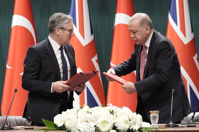 Britain's Prime Minister Keir Starmer (L) and Turkey's President Recep Tayyip Erdogan (R) sign an agreement to sell 20 Eurofighter jets to Ankara in a 10-year deal worth nearly $11 billion at the Presidential Palace in Ankara on October 27, 2025. Britain's Prime Minister Keir Starmer arrived in Ankara on October 27, 2025 to meet President Recep Tayyip Erdogan for talks focused on Turkey's purchase of Eurofighter jets. Starmer landed at an air force base near Ankara, accompanied by UK Defence Minister John Healey and Air Chief Marshall Harv Smyth, the head of Britain's air force, who were welcomed by their Turkish counterparts, Turkey's defence ministry said. (Photo by Stefan Rousseau / POOL / AFP)