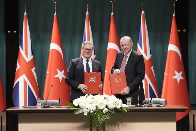 TOPSHOT - Britain's Prime Minister Keir Starmer (L) and Turkey's President Recep Tayyip Erdogan (R) pose after signing an agreement to sell 20 Eurofighter jets to Ankara in a 10-year deal worth nearly $11 billion at the Presidential Palace in Ankara on October 27, 2025. Britain's Prime Minister Keir Starmer arrived in Ankara on October 27, 2025 to meet President Recep Tayyip Erdogan for talks focused on Turkey's purchase of Eurofighter jets. Starmer landed at an air force base near Ankara, accompanied by UK Defence Minister John Healey and Air Chief Marshall Harv Smyth, the head of Britain's air force, who were welcomed by their Turkish counterparts, Turkey's defence ministry said. (Photo by Stefan Rousseau / POOL / AFP)
