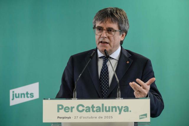 Exiled Catalan independence leader and MEP Carles Puigdemont speaks during a press conference following a Junts per Catalunya party meeting in Perpignan, southwestern France on October 27, 2025. Puigdemont on October 27, 2025 said his party had decided to withdraw its crucial support for Spain's minority left-wing government, throwing its future into doubt. The leadership of Junts per Catalunya "has decided to withdraw its support for the Socialist party (and) take on the role of opposition", Puigdemont told a party meeting in southern France. (Photo by Ed JONES / AFP)