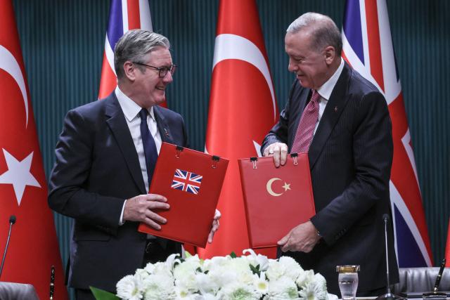 Britain's Prime Minister Keir Starmer (L) and Turkey's President Recep Tayyip Erdogan (R)  look on after signing an $11 billion agreement for 20 Eurofighter jets, at the Presidential Palace in Ankara on October 27, 2025. Starmer said London had reached an agreement to sell Eurofighter jets to Ankara in a 10-year deal worth nearly $11 billion. Britain's defence ministry said the order would involve 20 Eurofighters in what it described as the "biggest fighter jet deal in a generation". (Photo by Adem ALTAN / AFP)
