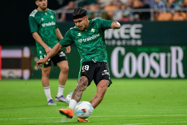 Real Betis' Colombian forward #19 Cucho Hernandez shoots during the warmup before the Spanish league football match between Real Betis and Club Atletico de Madrid at the Cartuja Stadium in Seville on October 27, 2025. (Photo by CRISTINA QUICLER / AFP)