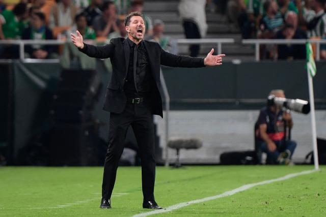 Atletico Madrid's Argentine coach Diego Simeone gestures to players during the Spanish league football match between Real Betis and Club Atletico de Madrid at the Cartuja Stadium in Seville on October 27, 2025. (Photo by CRISTINA QUICLER / AFP)