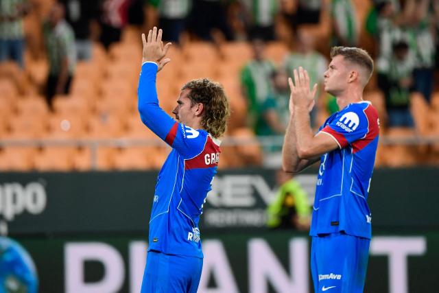 Atletico Madrid's French forward #07 Antoine Griezmann (L) and Atletico Madrid's Norwegian forward #09 Alexander Sorloth acknowlede their supporters at the end of the Spanish league football match between Real Betis and Club Atletico de Madrid at the Cartuja Stadium in Seville on October 27, 2025. (Photo by CRISTINA QUICLER / AFP)