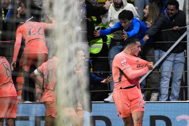 FC Porto's Turkish forward #27 Deniz Gul (R) celebrates scoring their second goal during the Portuguese league football match between Moreirense FC and FC Porto at Comendador Joaquim de Almeida Freitas stadium in Moreira de Conegos on October 27, 2025. (Photo by Miguel RIOPA / AFP)