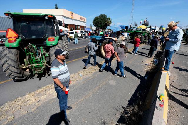Farmers block the highway to Nogales to protest the price of corn and against the federal government in Zapopan, Jalisco state, Mexico on October 27, 2025. (Photo by ULISES RUIZ / AFP)