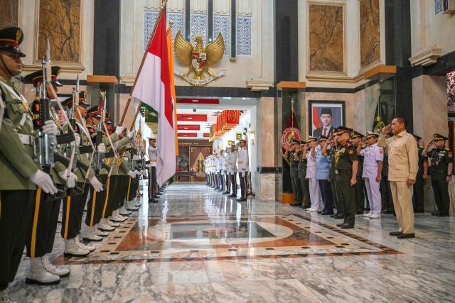 India's Chief of Defence Staff General Anil Chauhan (3rd R) salutes while accompanied by Indonesia's Deputy Minister of Defence Donny Ermawan Taufanto (R) during a welcoming ceremony at the Ministry of Defence in Jakarta on October 28, 2025. (Photo by BAY ISMOYO / AFP)