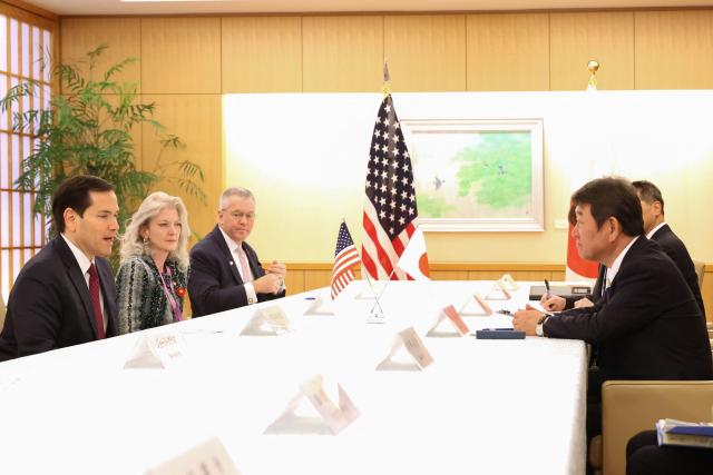 US Secretary of State Marco Rubio (L) talks with his Japanese counterpart Toshimitsu Motegi (R) during their meeting at the Foreign Ministry in Tokyo on October 28, 2025. (Photo by YOSHIKAZU TSUNO / POOL / AFP)