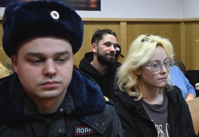 Lead singer of pop band Stoptime Diana Loginova (R), who was detained after publicly singing songs by bands known for their opposition to the Russian military campaign in Ukraine, attends court hearings in Saint Petersburg on October 28, 2025. The 18-year-old Russian singer, whose street performances of an anti-Putin song went viral, was arrested for unlawfully organising "a mass gathering", a court in Saint Petersburg said on October 16, 2025. (Photo by OLGA MALTSEVA / AFP)