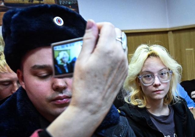 Lead singer of pop band Stoptime Diana Loginova (R), who was detained after publicly singing songs by bands known for their opposition to the Russian military campaign in Ukraine, attends court hearings in Saint Petersburg on October 28, 2025. The 18-year-old Russian singer, whose street performances of an anti-Putin song went viral, was arrested for unlawfully organising "a mass gathering", a court in Saint Petersburg said on October 16, 2025. (Photo by OLGA MALTSEVA / AFP)