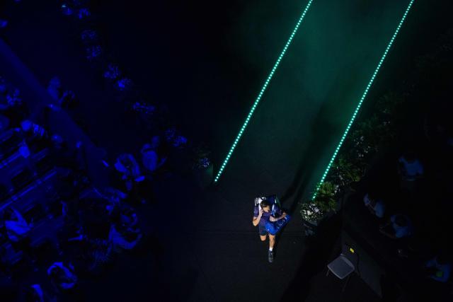 Russia's Daniil Medvedev arrives on the court to play his men's singles match against Spain's Jaume Munar on day two of the Paris ATP Masters 1000 tennis tournament at the Paris La Défense Arena in Nanterre, on the outskirts of Paris, on October 28, 2025. (Photo by JULIEN DE ROSA / AFP)