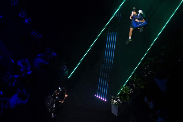 Russia's Daniil Medvedev arrives on the court to play his men's singles match against Spain's Jaume Munar on day two of the Paris ATP Masters 1000 tennis tournament at the Paris La Défense Arena in Nanterre, on the outskirts of Paris, on October 28, 2025. (Photo by JULIEN DE ROSA / AFP)